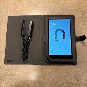Nook Color Reading Tablet (8GB) BNRV200 - Barnes & Noble eReader w/ Cable & Case